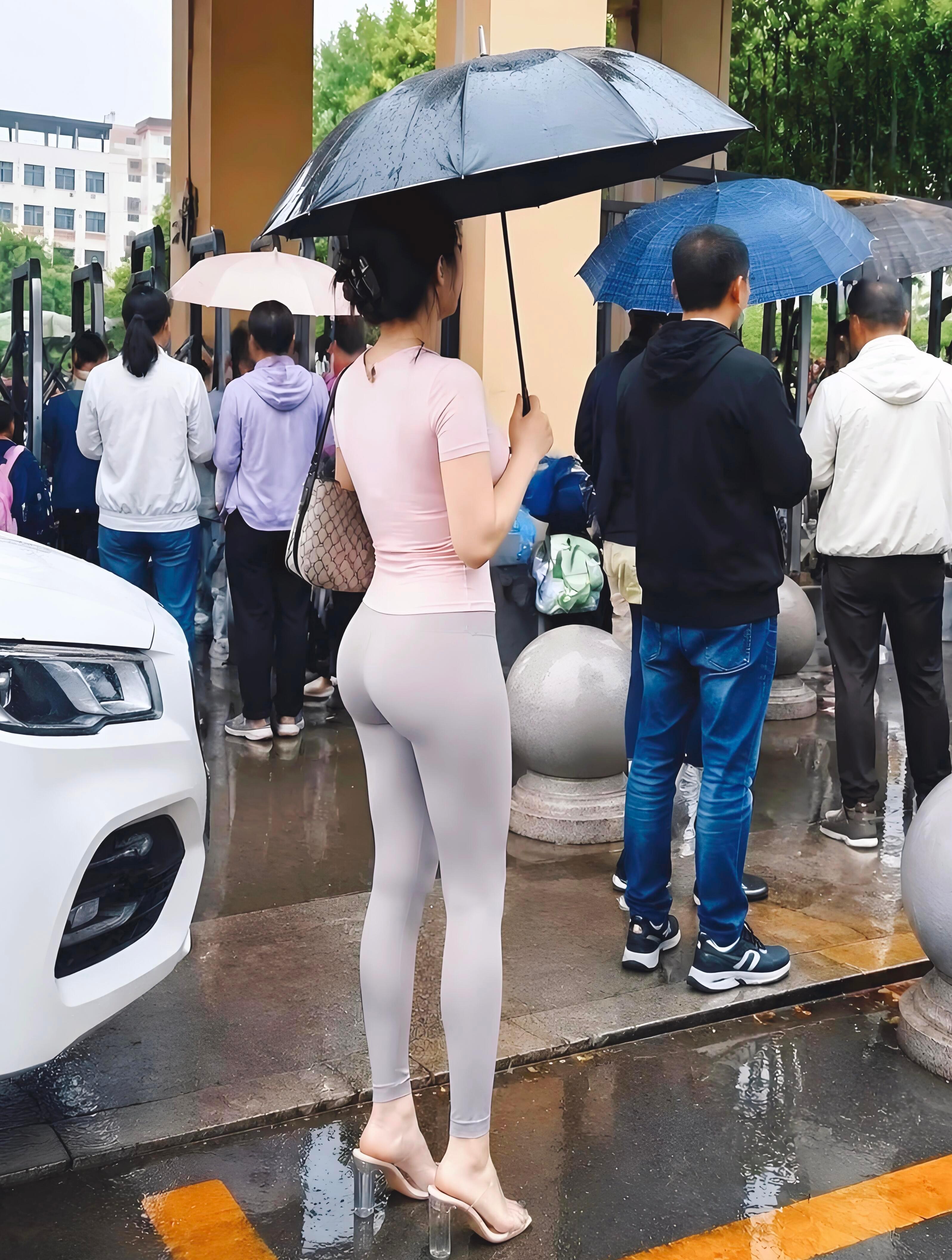 接孩子放学，这么穿不会尴尬吗？ 