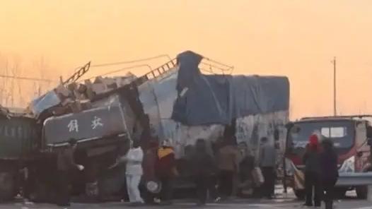 深夜货车侧翻，货品散落街头，本该是施以援手的时刻，却演变成一场哄抢闹剧。河南鹿邑