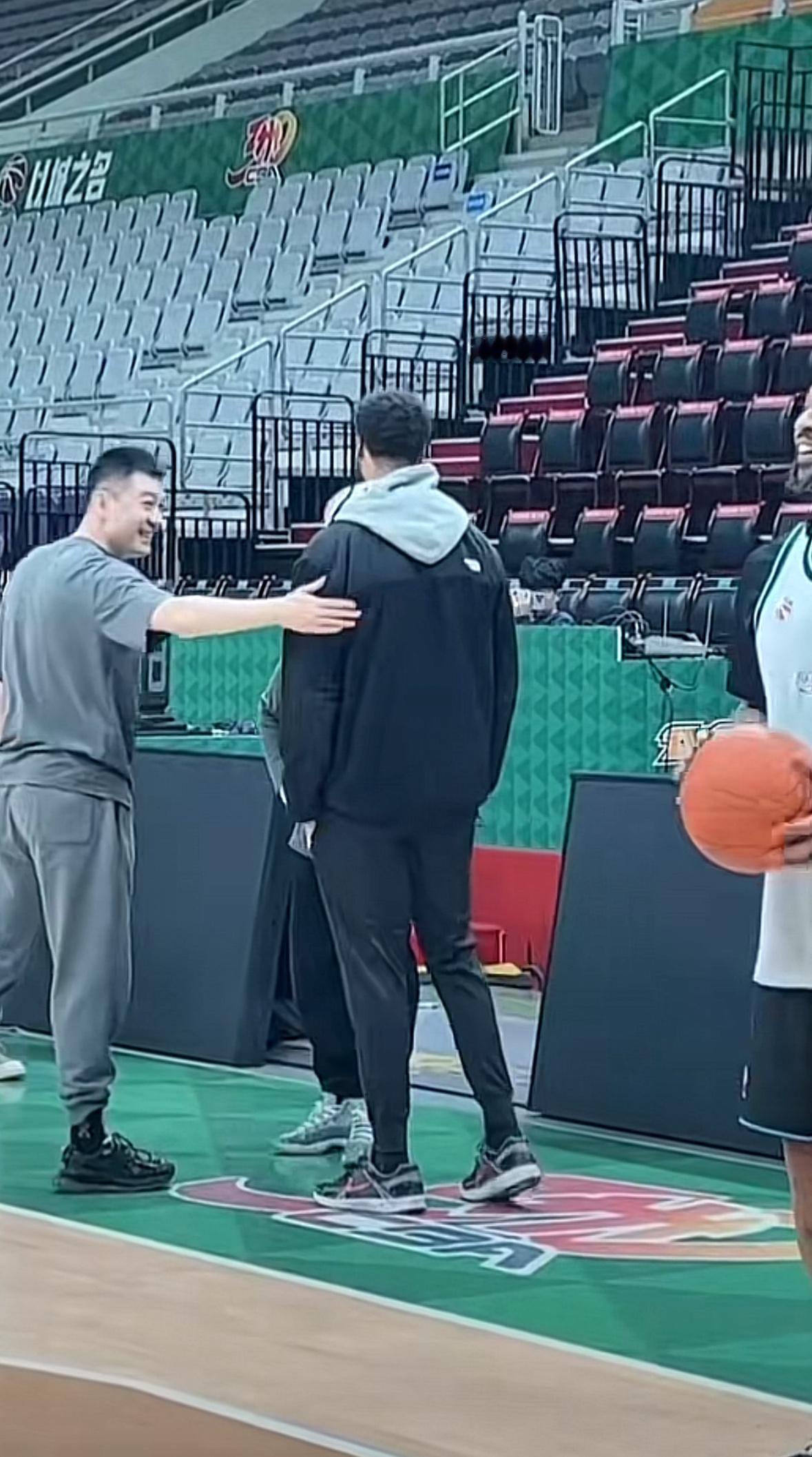 体检完的詹姆斯韦伯马不停蹄马上赶往辽宁队上午的踩场训练和教练队友们一一见面[作揖
