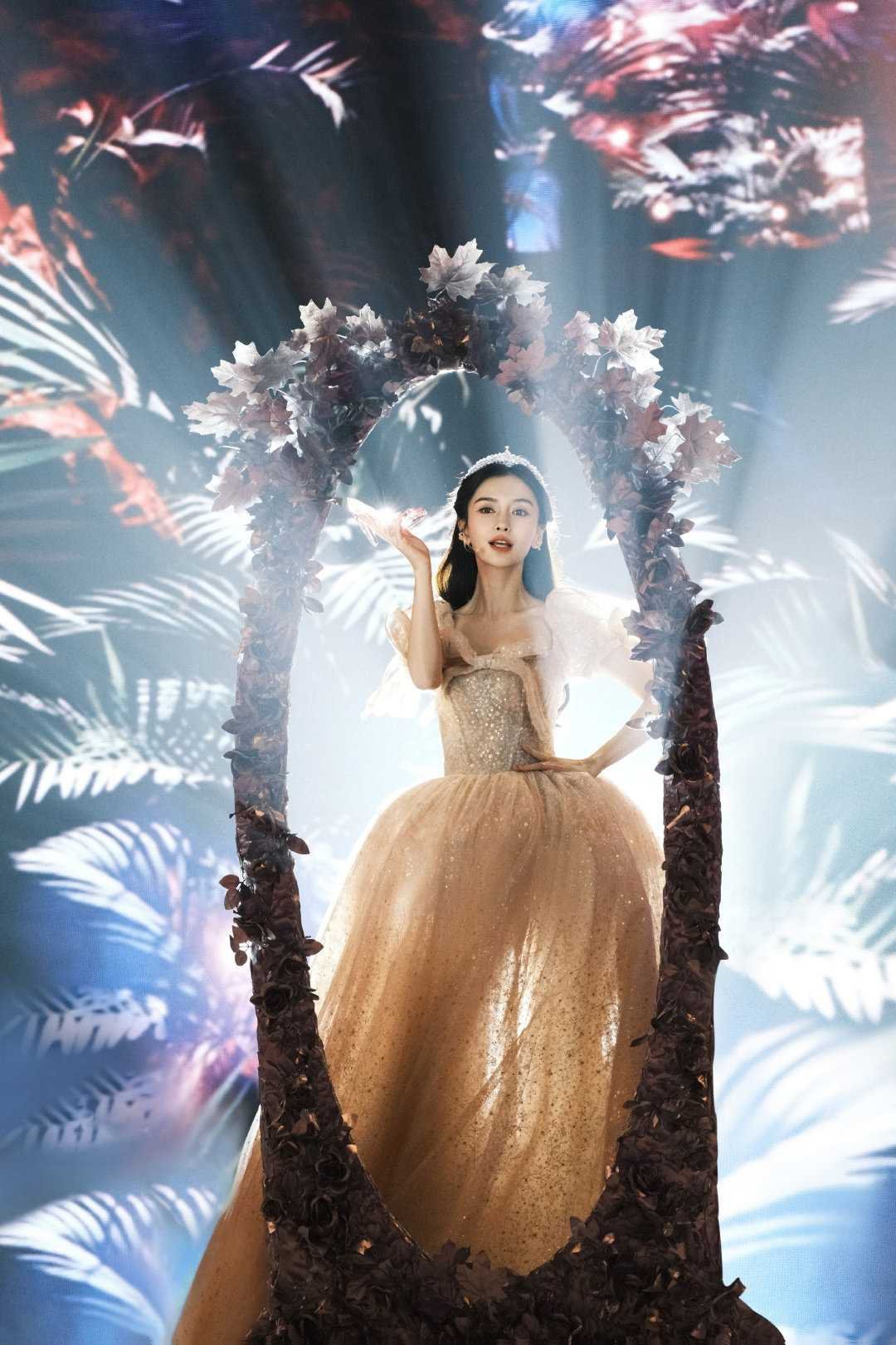 angelababy angelababy 人群自动退成布景，像被风吹散的铅笔画