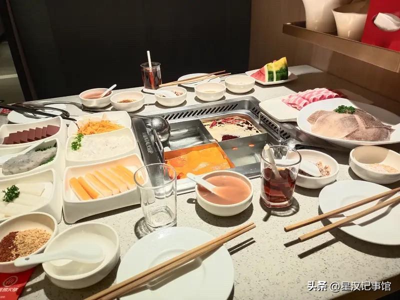 朋友给我说，她天生很不喜欢别人专门的服务，心里始终认定人与人之间本就是平等的，没