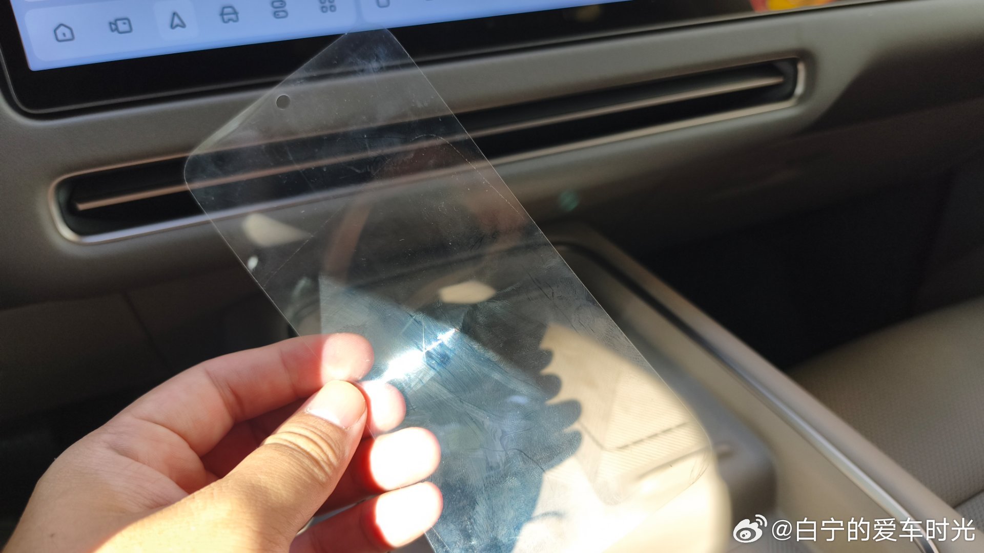 刚把这手机的原厂膜撕掉了，裸屏好爽，看着自己隔着这个膜用了俩月突然觉得好亏。我现