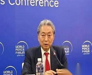 日本前首相鸠山由纪夫，一句话戳破了窗户纸。
他说，现在无数日本人把矛头对准中国，