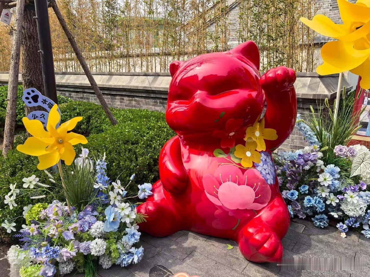 大吉巷
菠萝冰美式端上来时，杯壁细密的水珠，像雨季的窗玻璃。浓缩液缓缓沉降，在菠