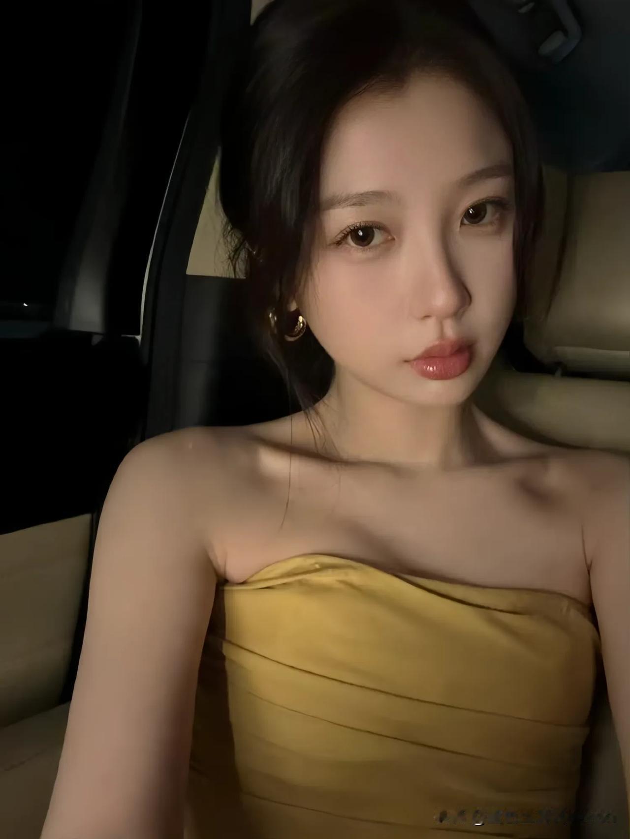 虞书欣夜晚车内的浪漫自拍，黄色礼服优雅迷人！💃👗✨