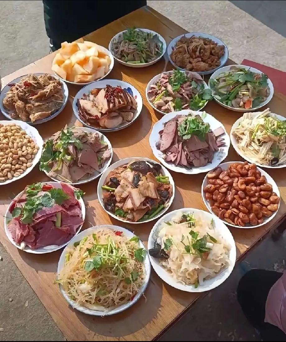 流口水！这桌硬菜看着就香，你觉得是山东菜吗？评论区说