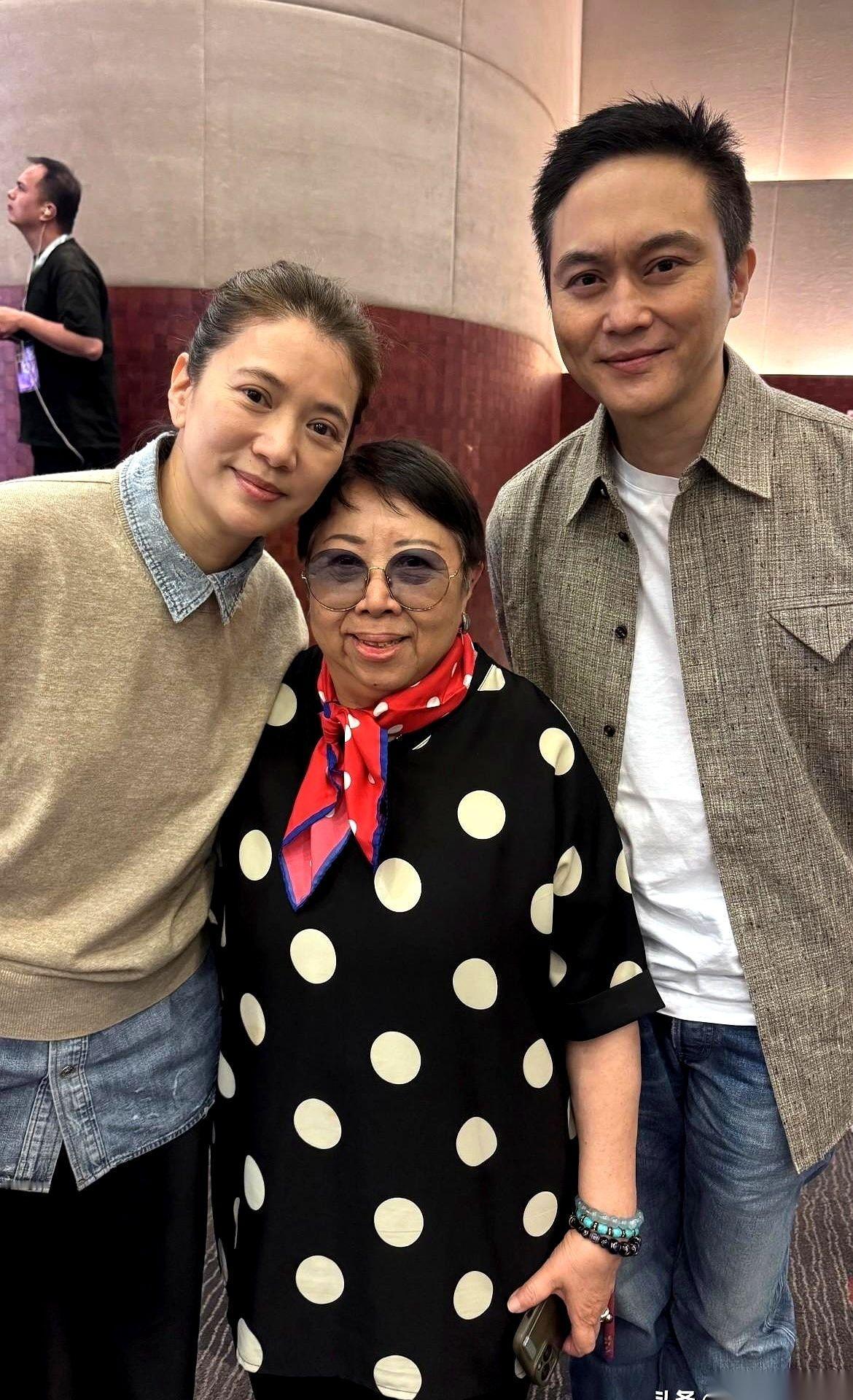 58岁的邱素贞，脸上一层薄妆。旁边的袁咏仪，干脆素着一张脸。
镜头扫过她们，没有