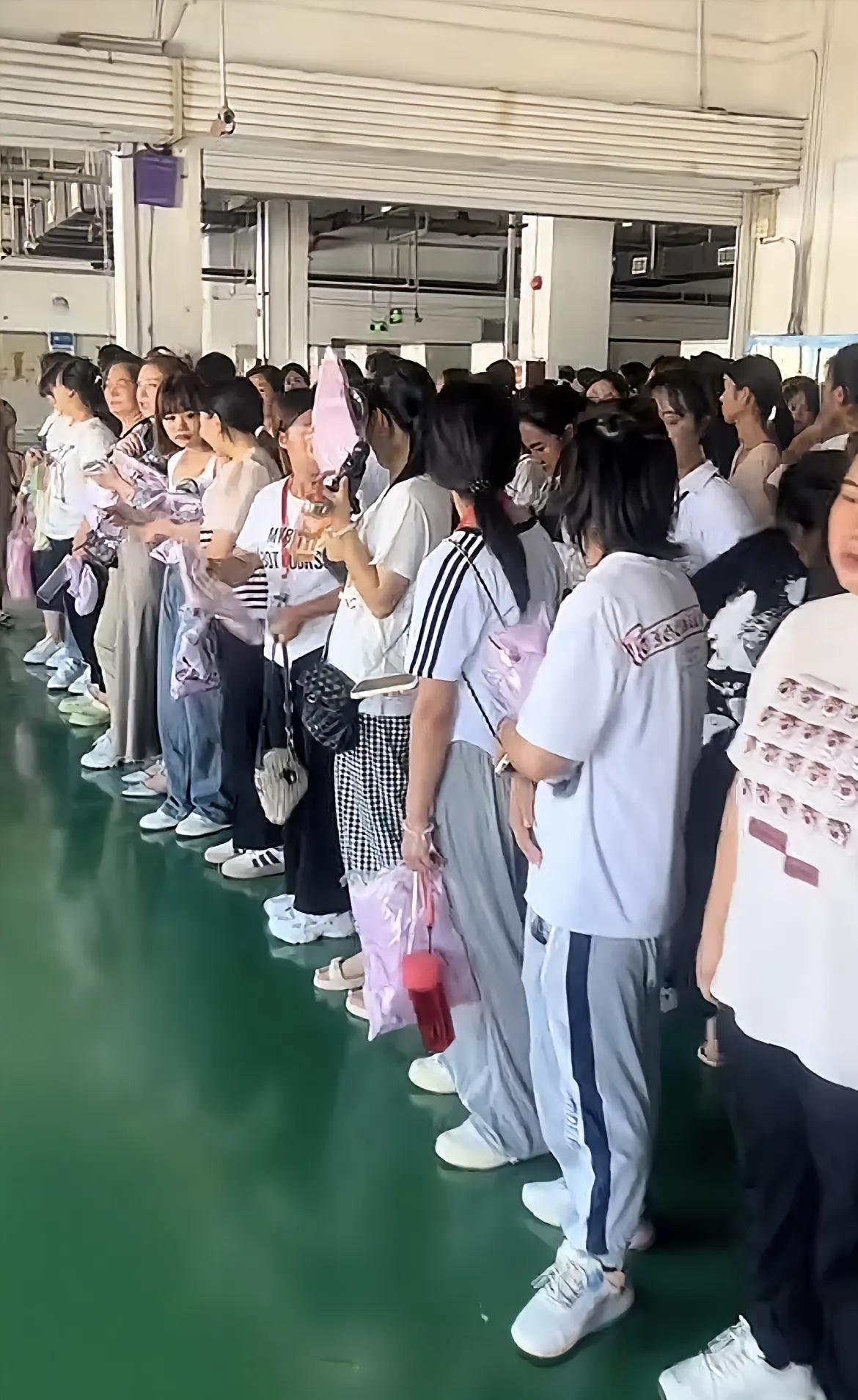 富士康的白大褂一穿，口罩一戴，日本帽一戴，排队上班了哦，什么形象发型都没有了，你