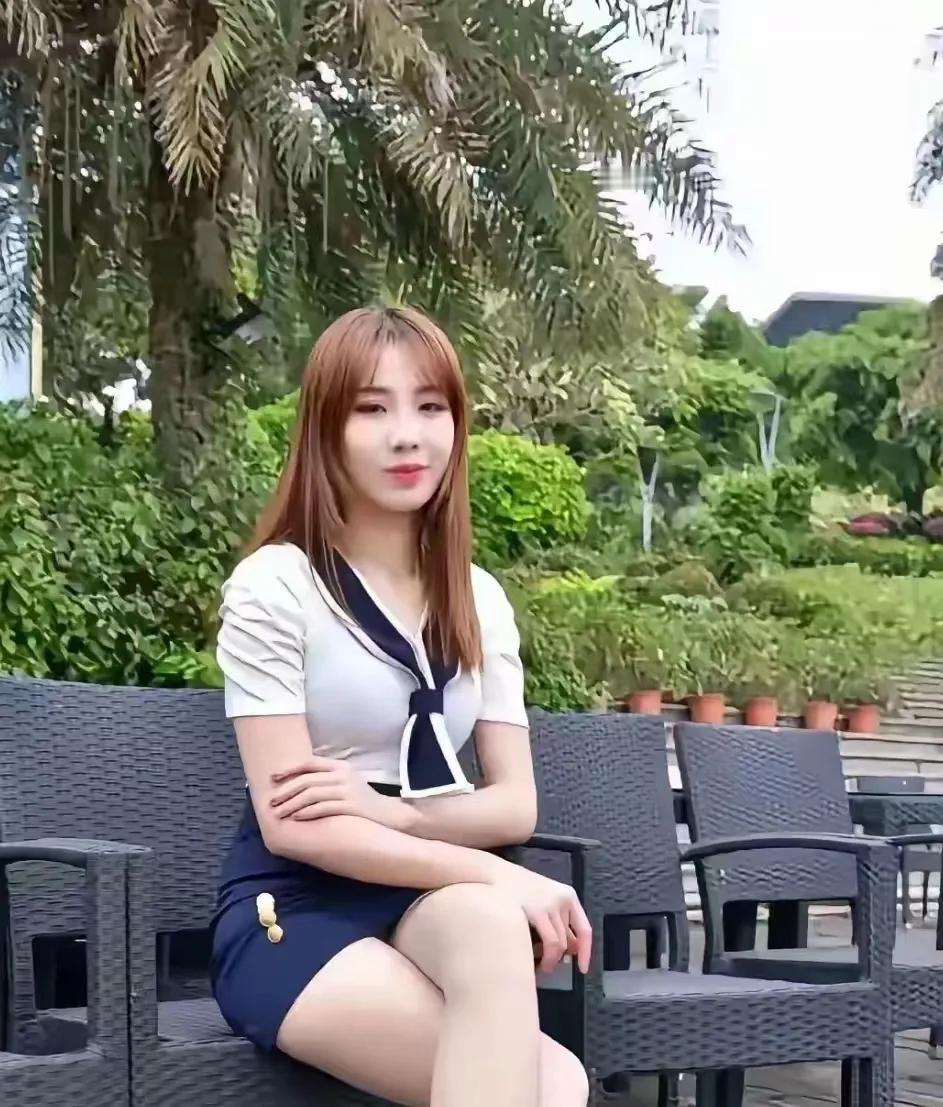 表姐的择偶标准让我有些惊讶。她今年42岁，身材高挑，五官端正，长相美丽，但至今仍