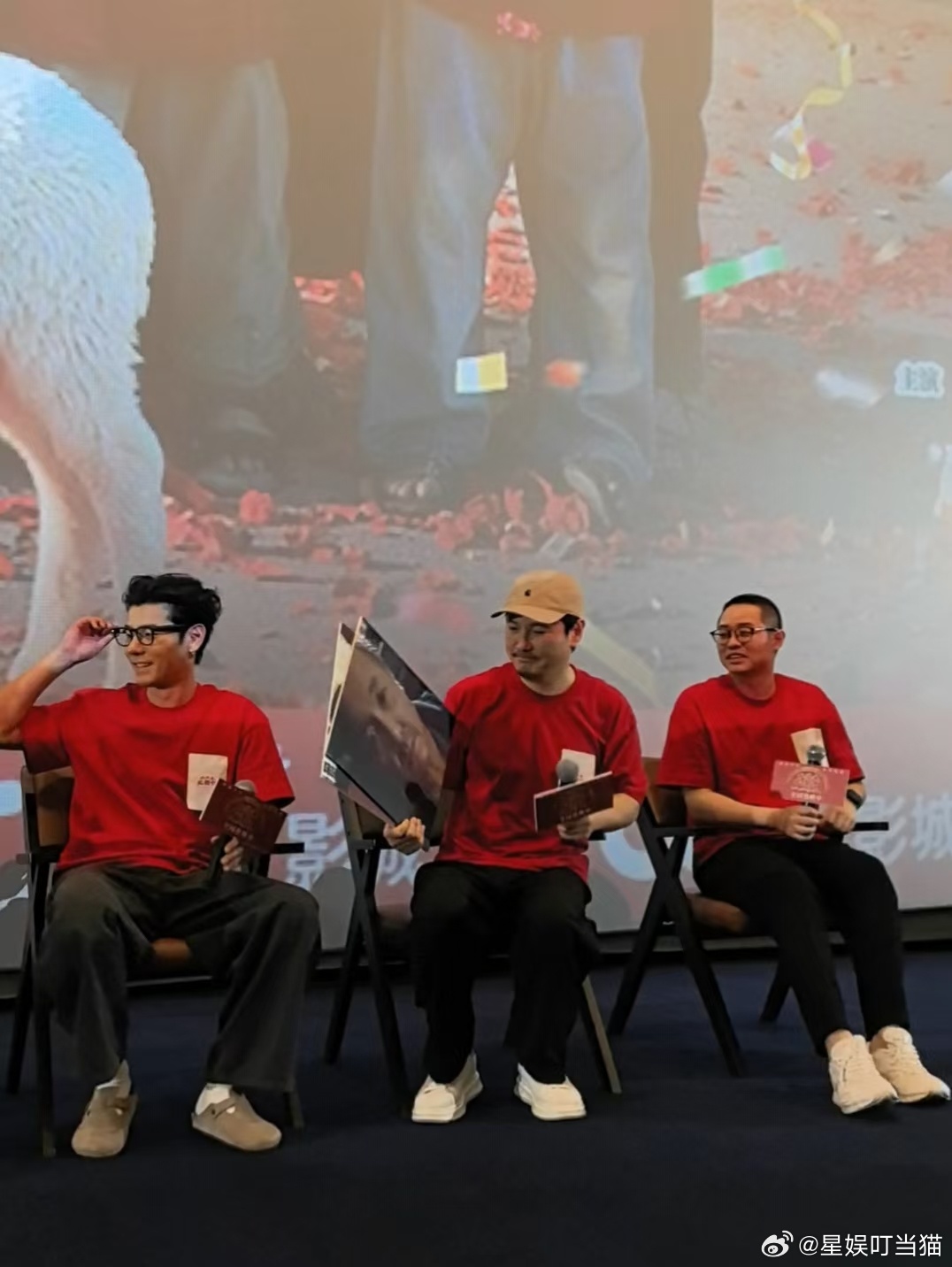 79年的魔丸龙餐馆有3个老中青版沈腾合影龙餐馆现场沈腾一个人演了祖孙三代！老年妆