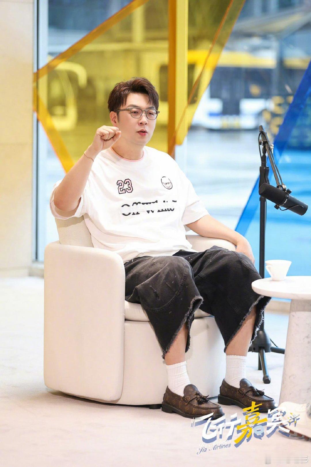 杜海涛[超话]杜海涛想写悬疑小说拍AI短剧好奇路人听到杜海涛说自己是王嘉尔，脸上