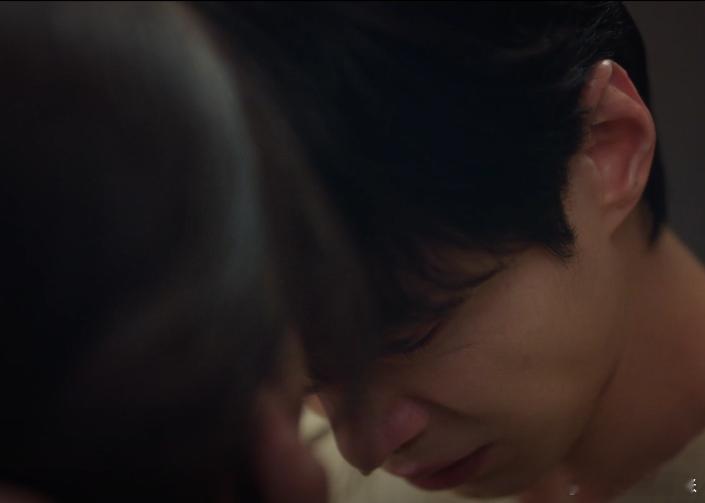 亲密关系第一名就是面对面掉眼泪 双轨名场面！靳朝姜暮吻后落泪，袒露脆弱的亲密感，