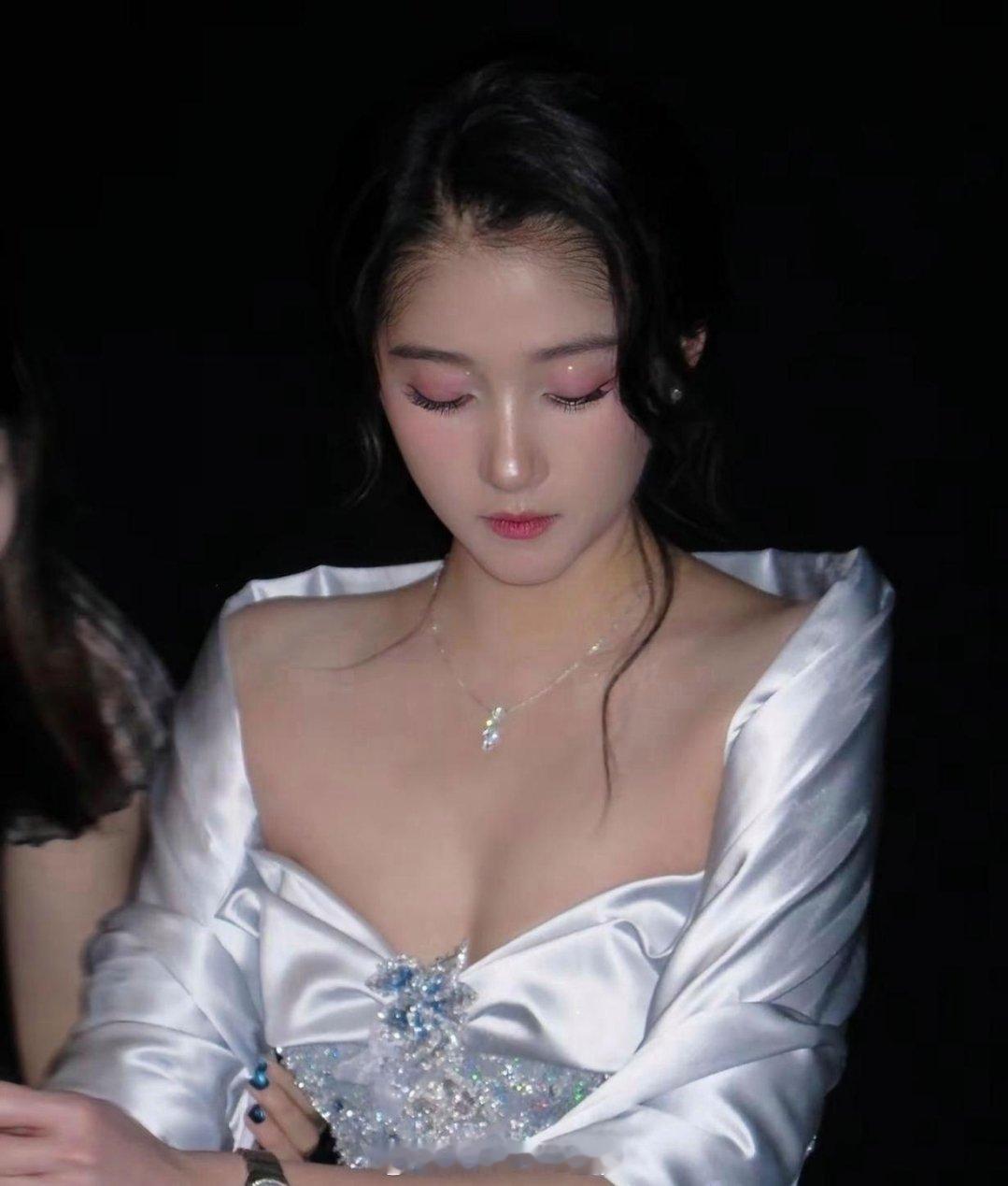 关晓彤 原来身材这么好，好漂亮 