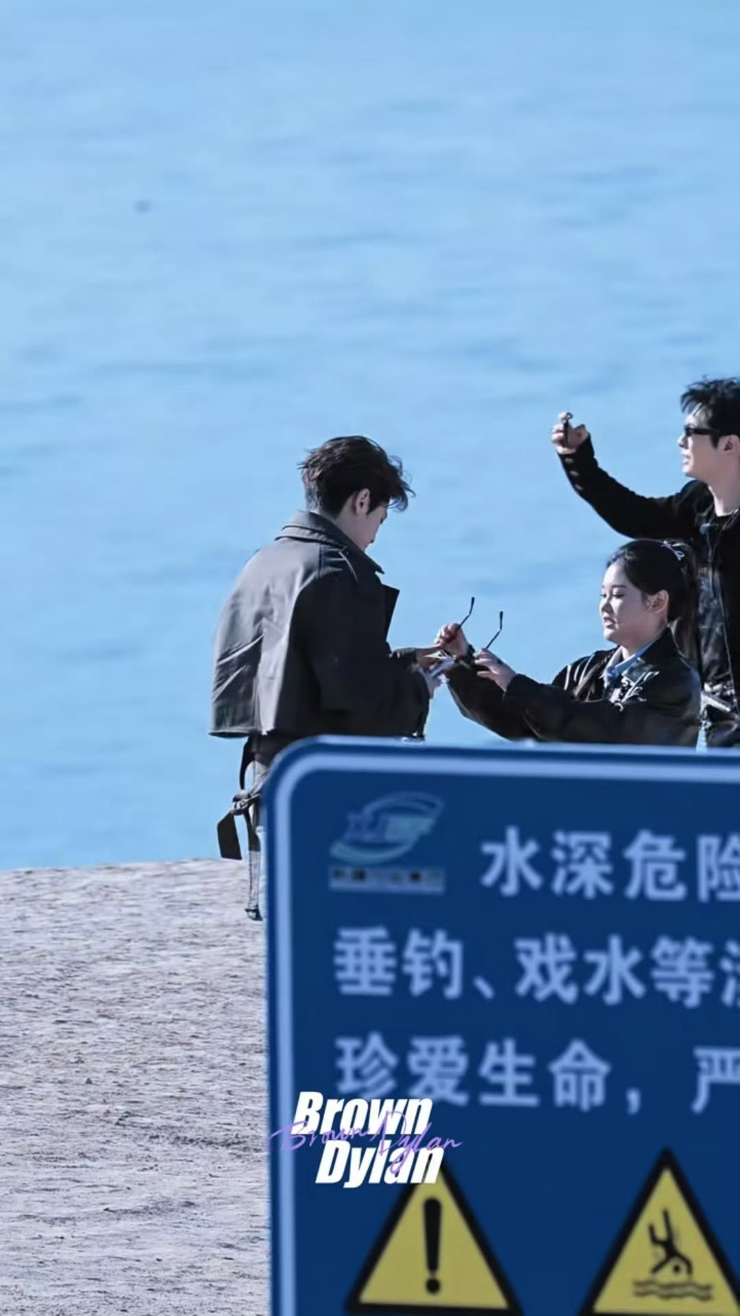 王鹤棣就是暖男啊[哈哈] 户外录制，看到张家齐被太阳晒得睁不开眼，二话不说就把墨