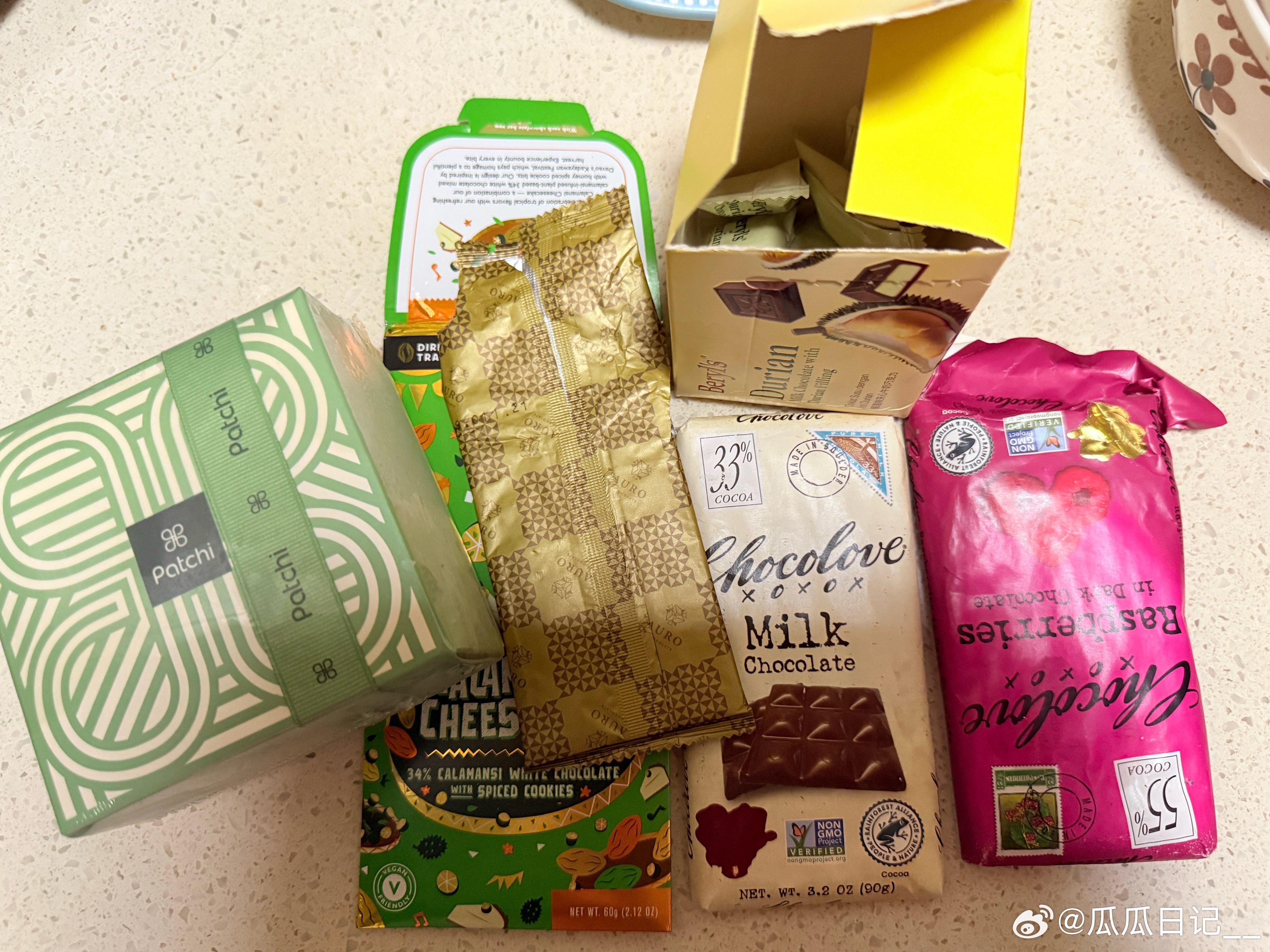 朋友们出国老是带巧克力给我，然后又很多，冰箱里就一堆开过封又不知道过期没的[淡淡