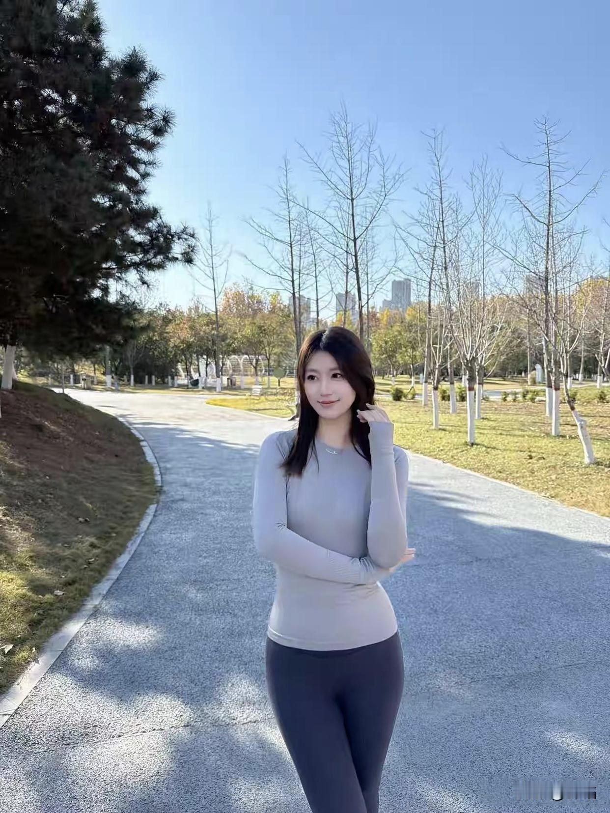 《晴秋漫行》
七言绝句：
 
晴光遍洒径边秋，
金叶轻扬落肩头。
步履悠然风作伴