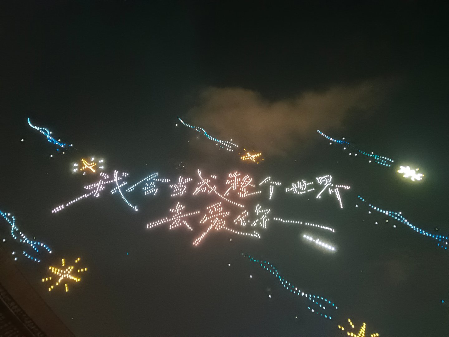 周深济南演唱会特别好！特别特别爽！从地铁站就热热闹闹的，看到老母鸡的摊位周深康师
