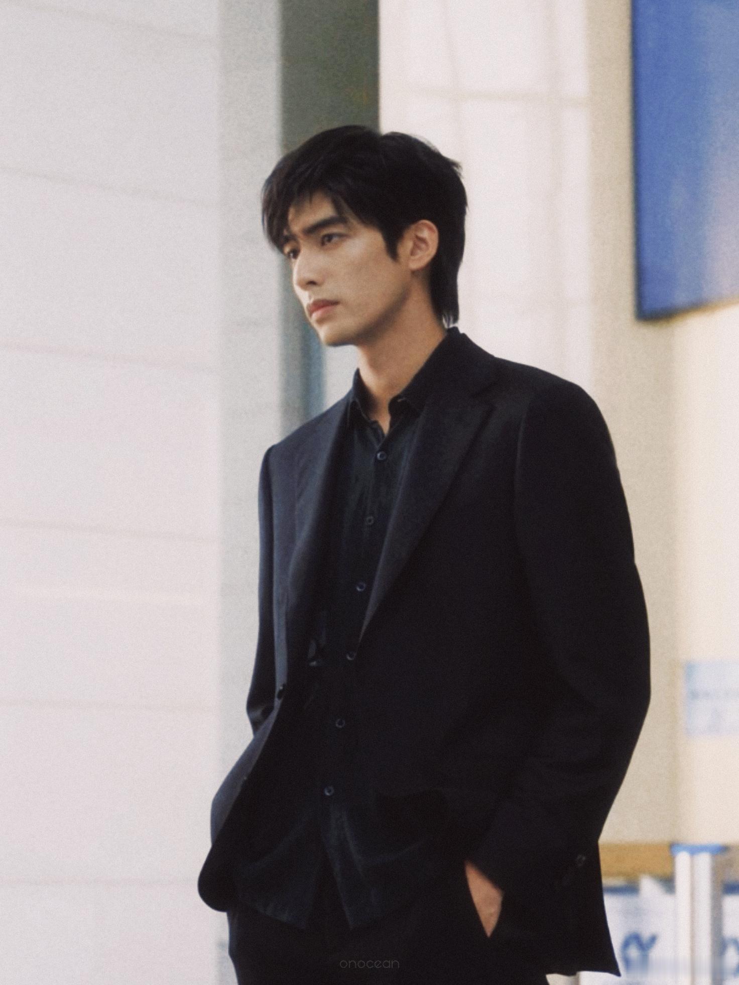 宋威龙野狗骨头编剧真的很爱宋威龙吧 编剧把陈异那种在泥泞里挣扎却绝不低头的劲儿写