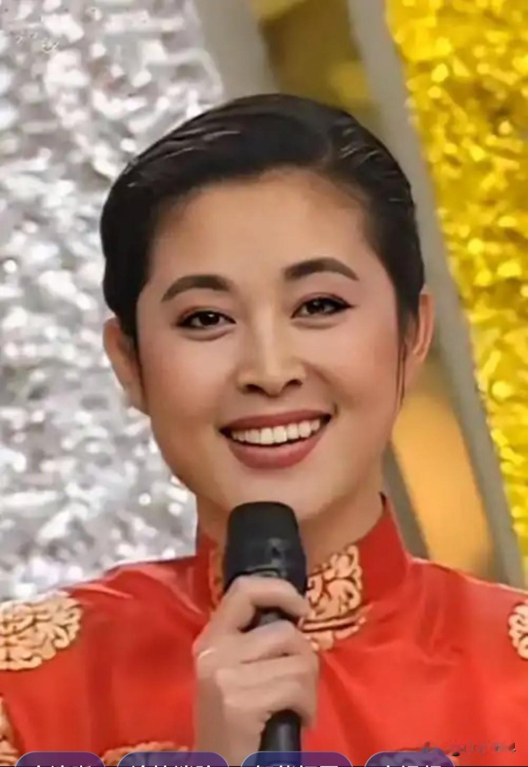 在上世纪八九十年代，央视主持人倪萍，是家喻户晓的国民女神。端庄大气、温柔善良，舞