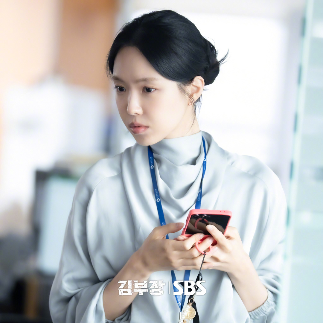 SBS新金土剧金特务：本色回归 公开朱相昱孙娜恩 剧照。该剧改编自NAVER人气