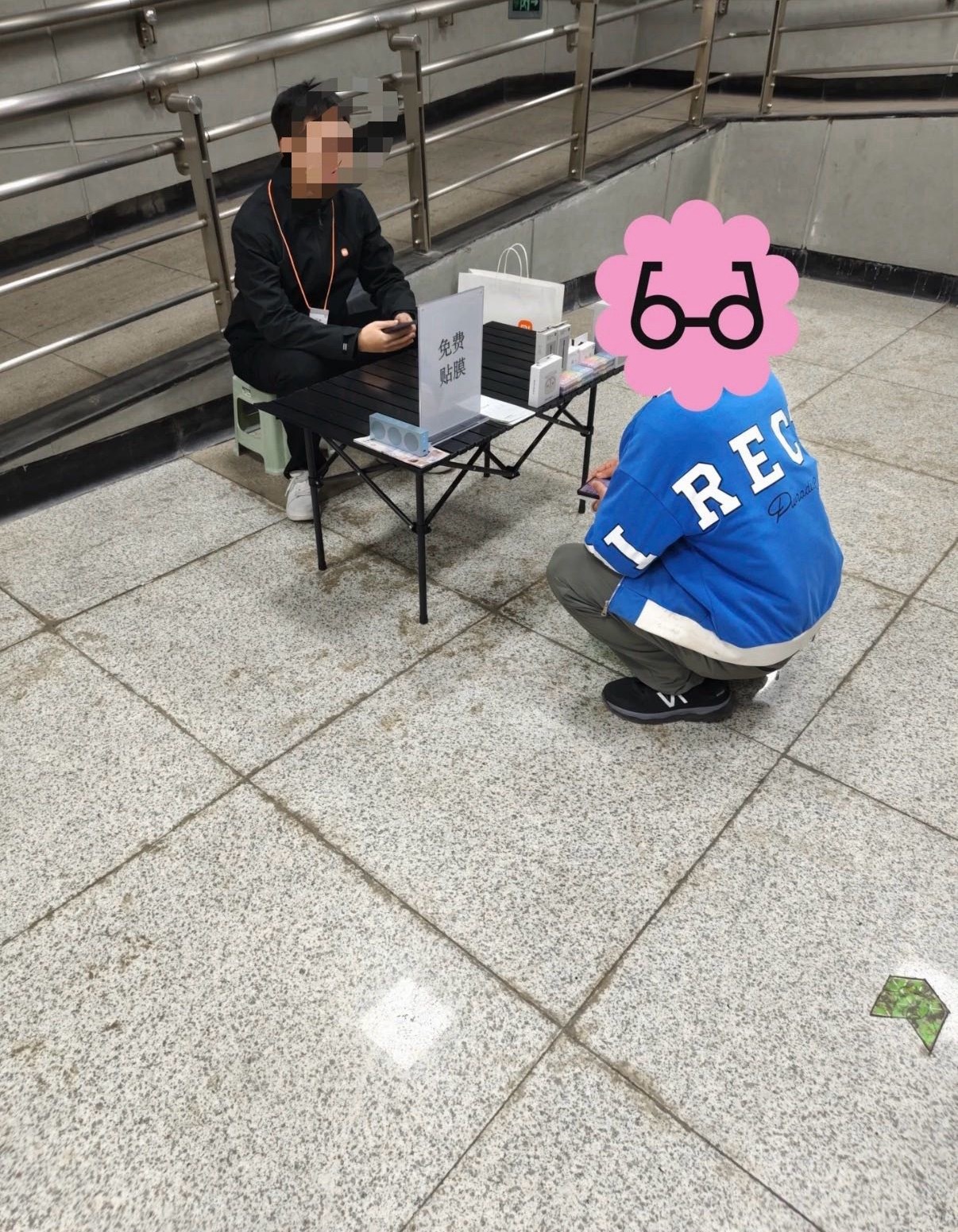 小米人在地铁口摆摊卖手机贴膜，真不容易 