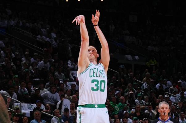 萨姆-豪瑟在常规赛阶段的表现并不理想，他的三分命中率只有39.3%，跌到了职业生