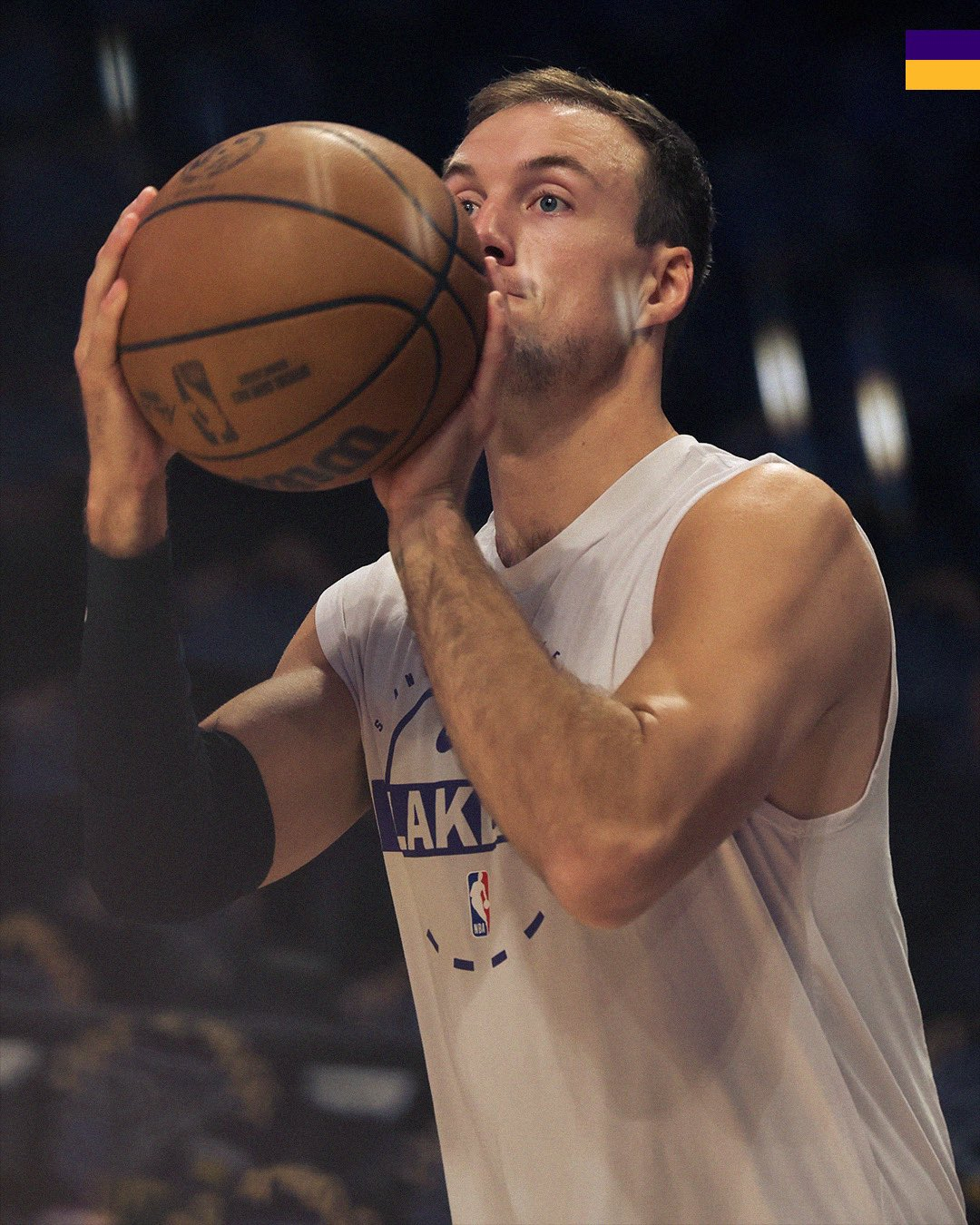 第一节结束，火箭26-33湖人湖人暂时领先7分斯马特率先发威，首节三分4中3，拿