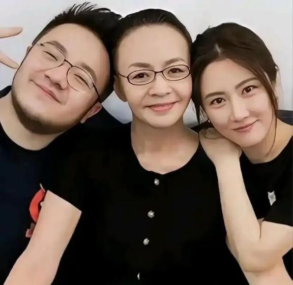 宋丹丹家那位叫王博谷的儿媳妇，愣是把这位娱乐圈老牌富婆哄得心服口服。据说老太太高