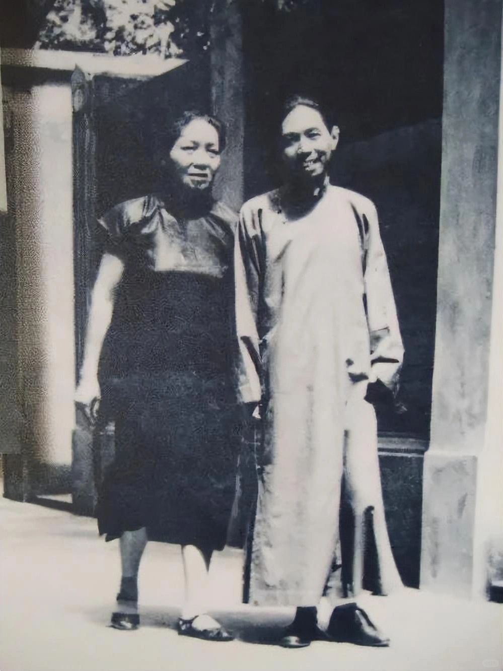 1918年，茅盾在母亲的安排下和孔德沚结了婚，却因嫌弃她不识字而离家，不久后竟又...