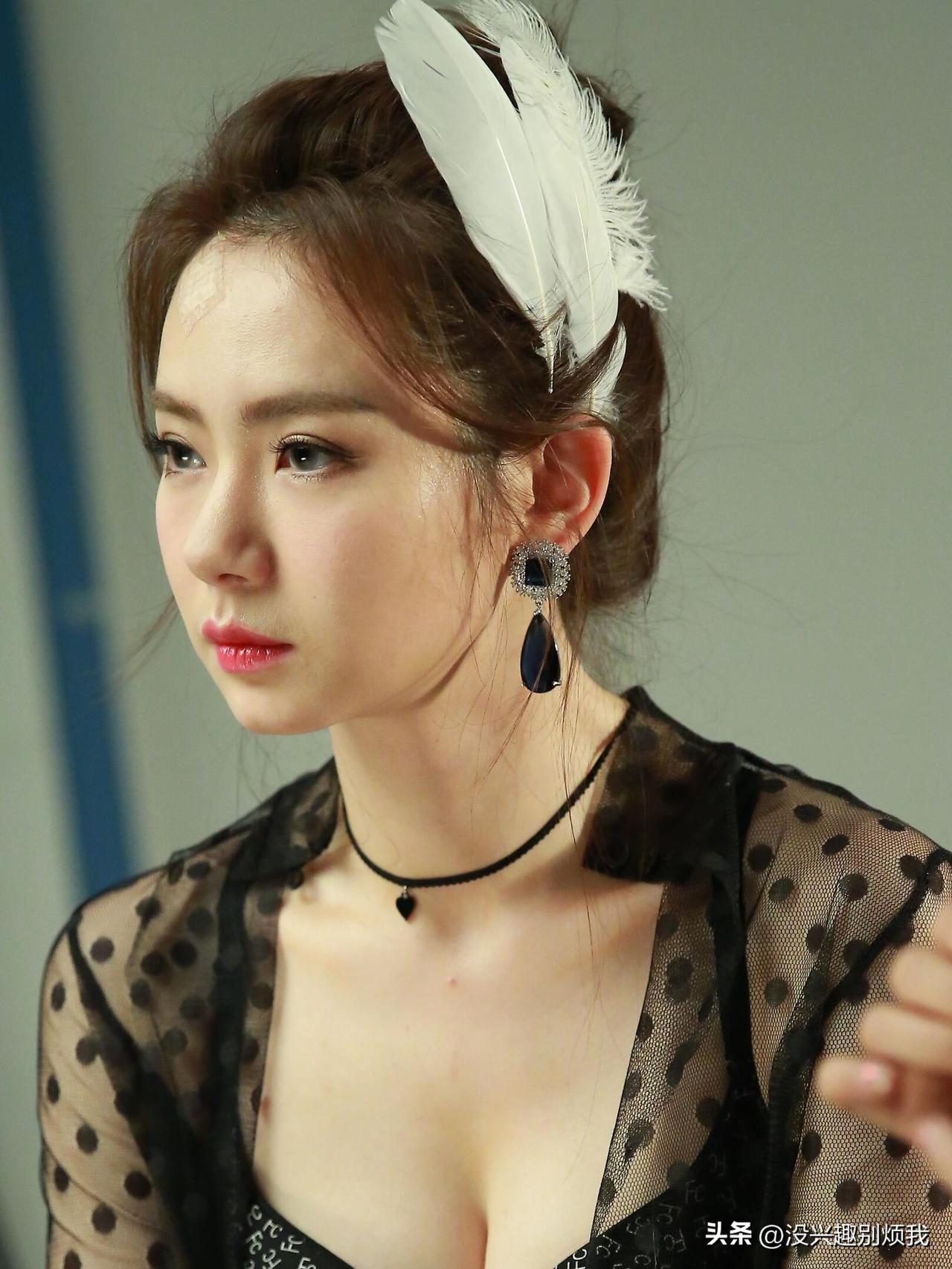 戚薇，圆脸比较甜美，但她眼神又很御，非常美