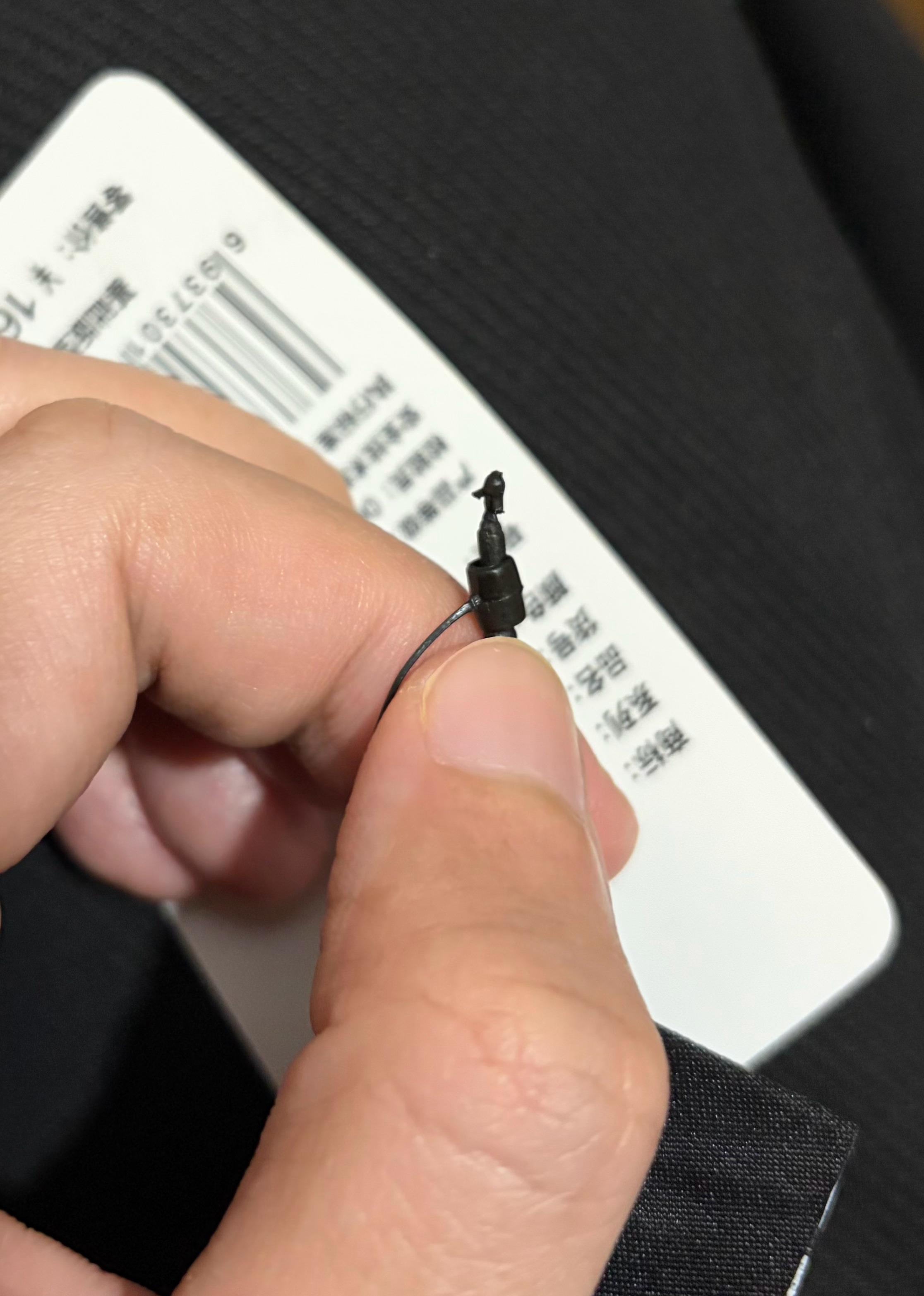 为什么衣服吊牌的卡扣就不能弄得简单拆一点呢？最好随手一撕就能拆下来的那种，搞这种