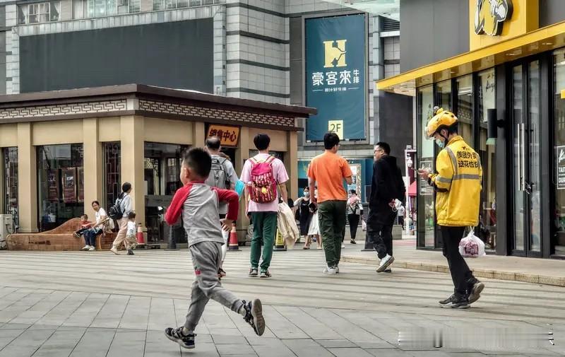 五一假期期间，全国房地产成交数量很少，怎么回事？

国人一向是买涨不买跌。
现在