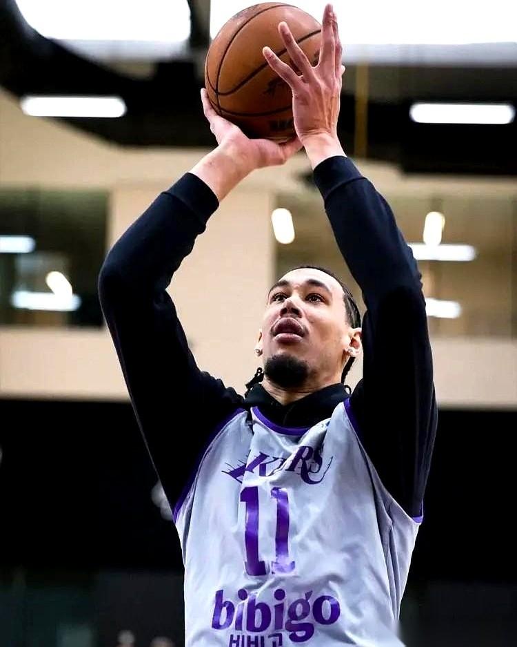 我跟你讲，最近看湖人比赛，最窝火的是什么？
就是那个禁区，跟个公共厕所似的，想来