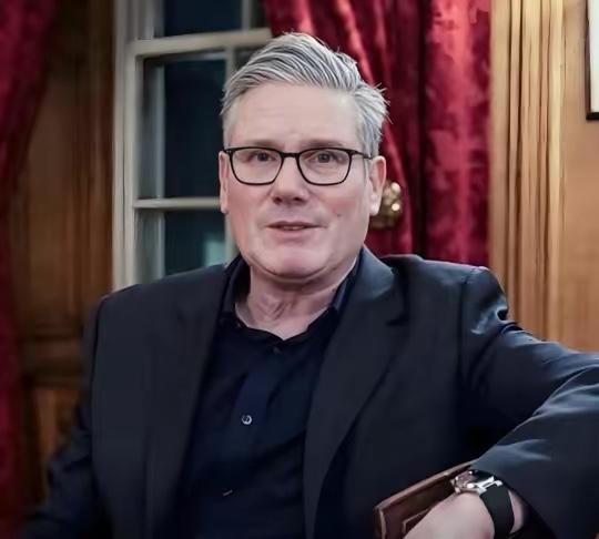 英国首相斯塔默"投喂"给了世界三句话！
第一句：中国不是"正在崛起"，是"已经崛
