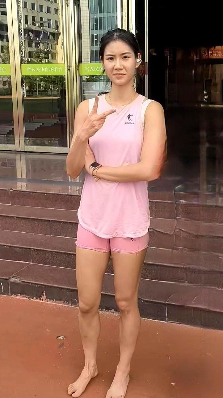 今年22岁的夏思凝，出生于2003年湖南䧂阳市。
这个姑娘14岁就在全国赛场上拿