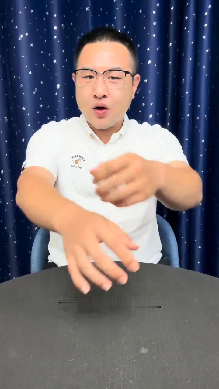 魔术：手臂旋转术。
来学一招，手交叉，转过来。学会这招聚餐时露上一手，正常情况下