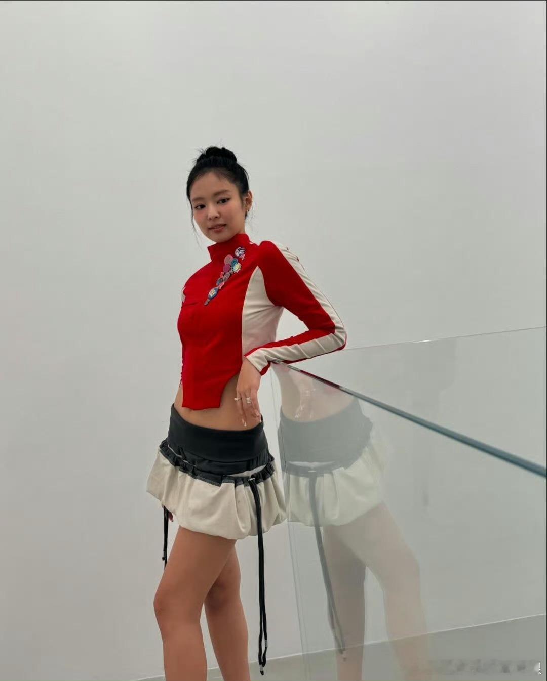 #jennie露腰装##jennie红白复古夹克#jennie红白复古夹克，辣妹