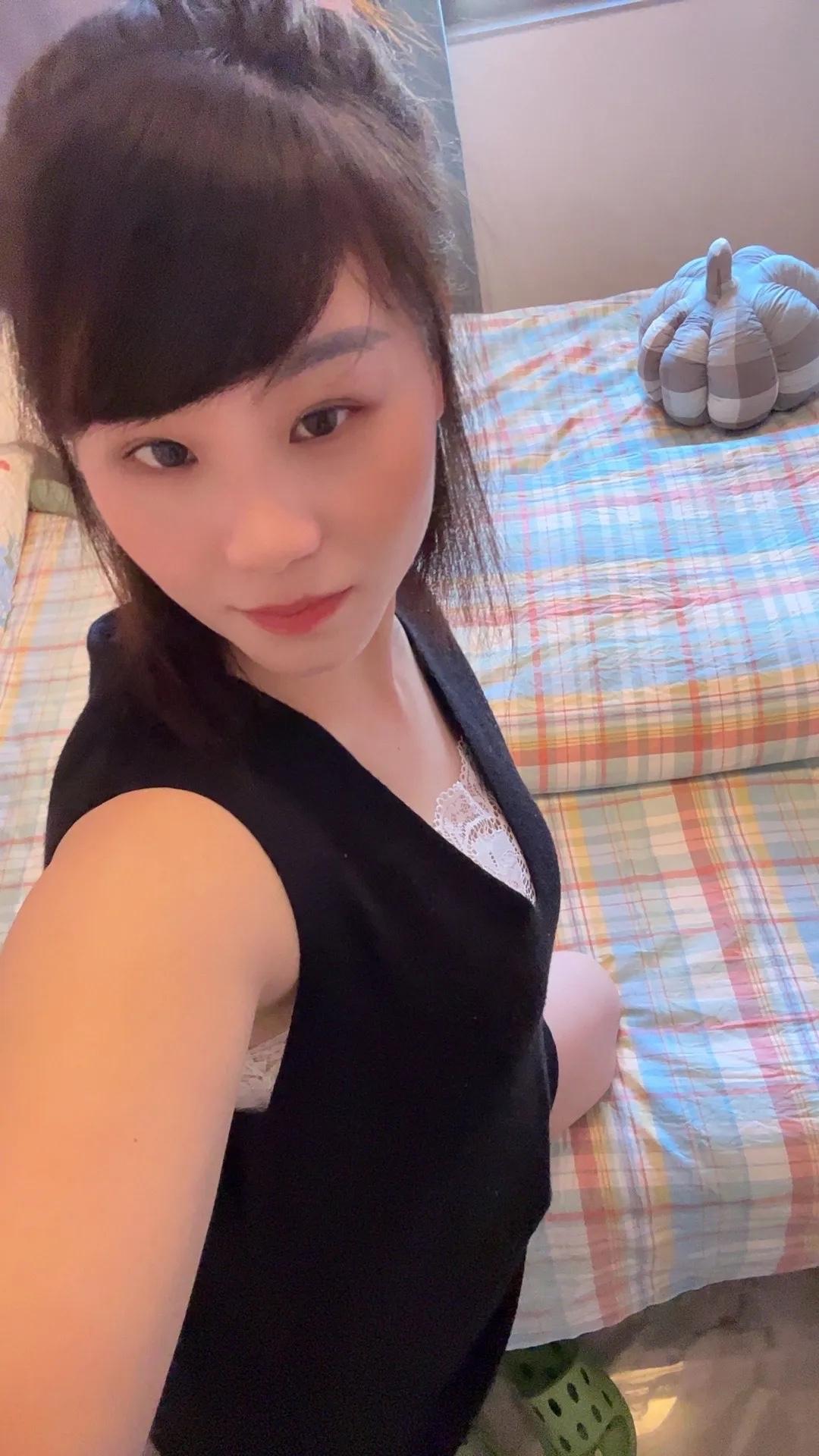 我闺蜜96年的，颜值在线，工作也体面。

去年有个男生追她，天天接送下班，节日送