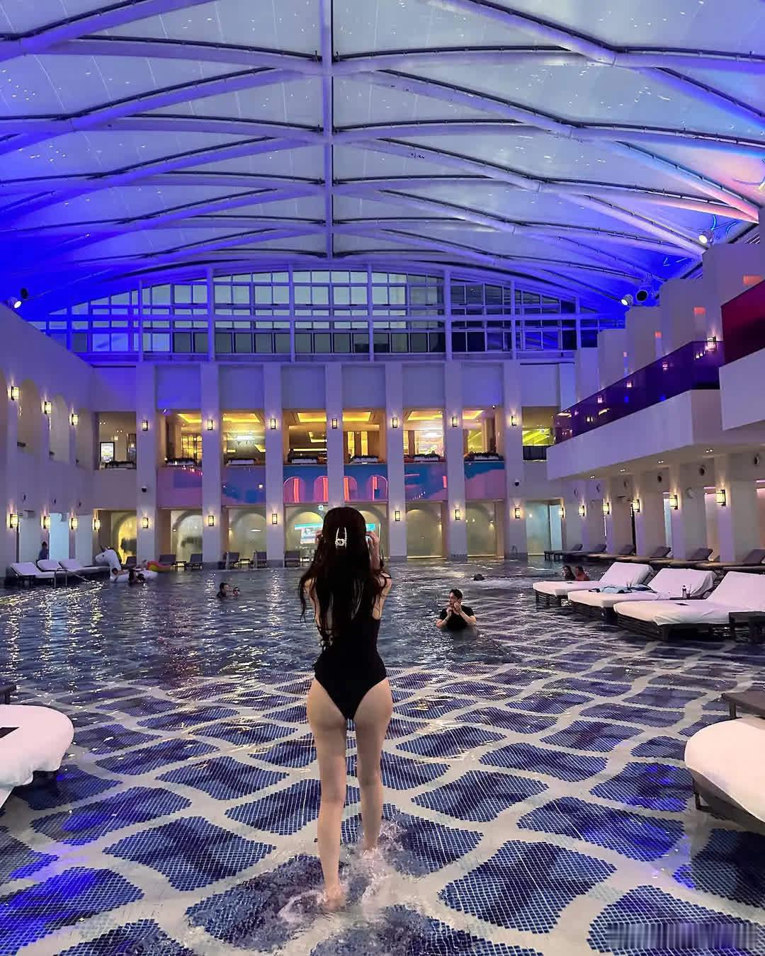 蜜桃女孩与仙女们欢乐戏水，正常穿搭，无不良引导。 