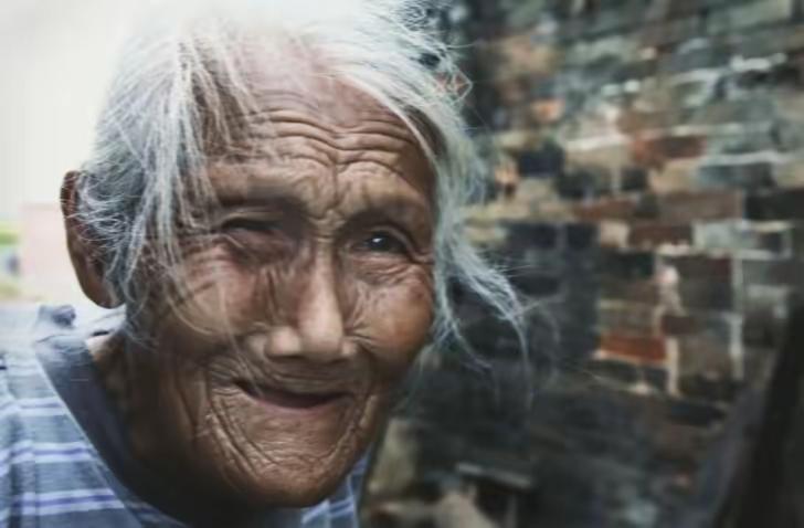 2005年9月晚，重庆一户人家房子突然坍塌，将三个儿女埋进废墟，危难之际，患有精