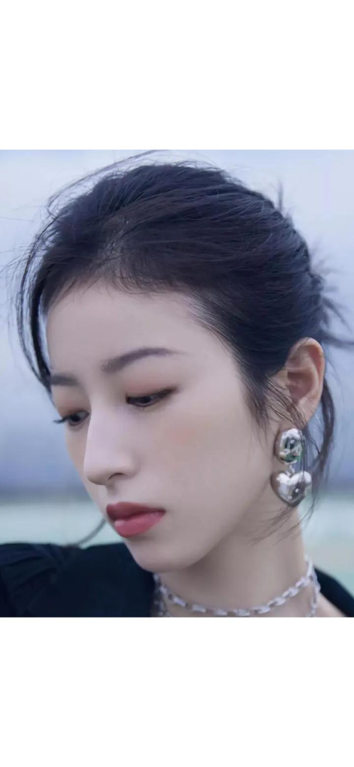 周雨彤直面节目争议：行为坦荡，呼吁理性看待后期剪辑

在娱乐圈的聚光灯下，周雨彤