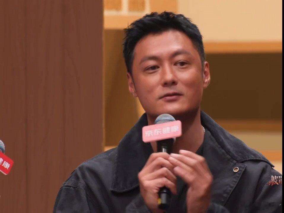 余文乐肤色余文乐黑皮 余文乐肤色，很健康了哈哈披荆斩棘直播