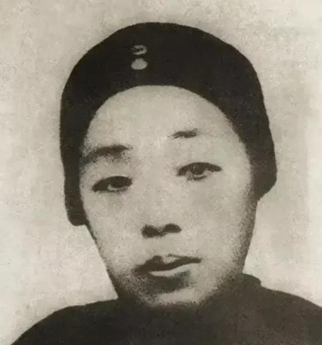 1890年的安徽，一位名叫胡传的地方官员托媒人上门，冯顺弟的母亲反应却异常激烈，