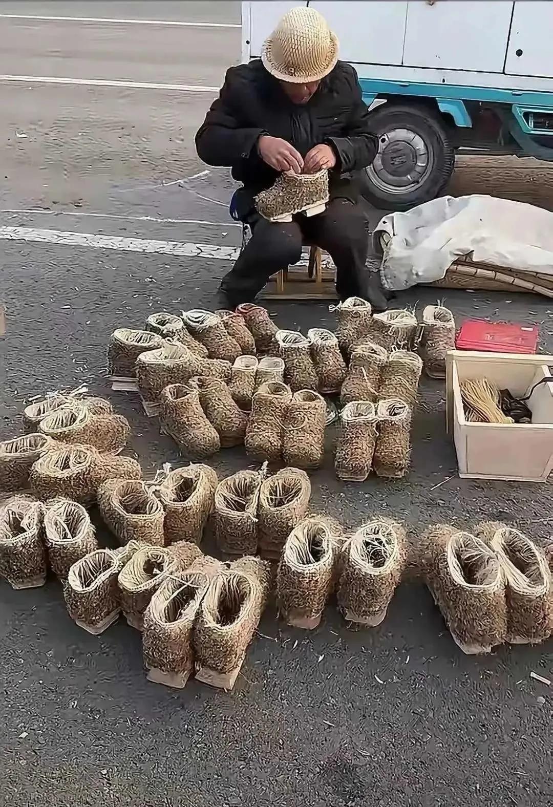 大爷手工编的雪地靴子，一看就很结实，不愧是祖传的老手艺！这种靴子你穿过吗？