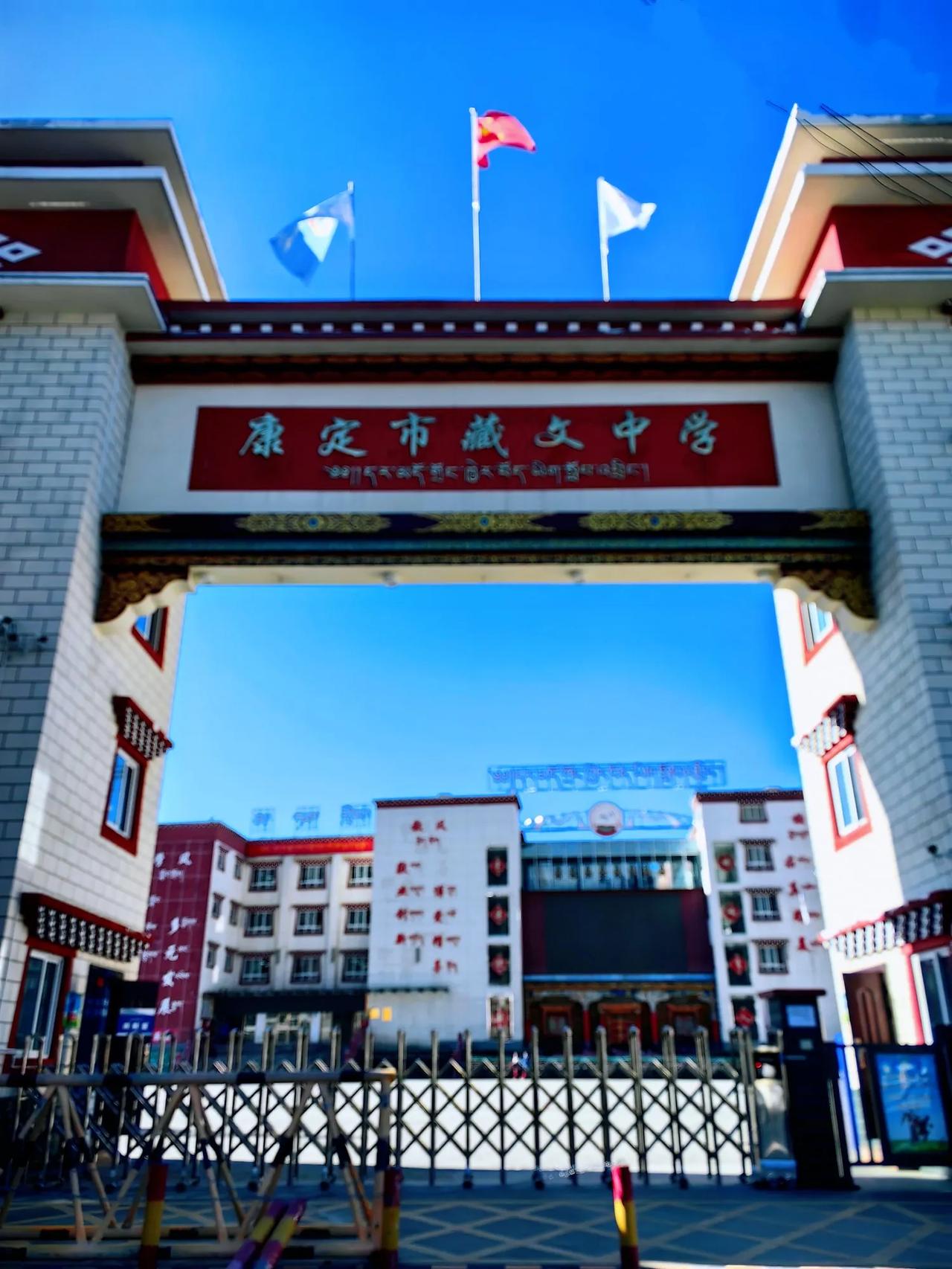 康定秋风里 也有辛苦也有甜

十月的康定，清晨六点半的风还带着凛冽的劲儿，我裹紧