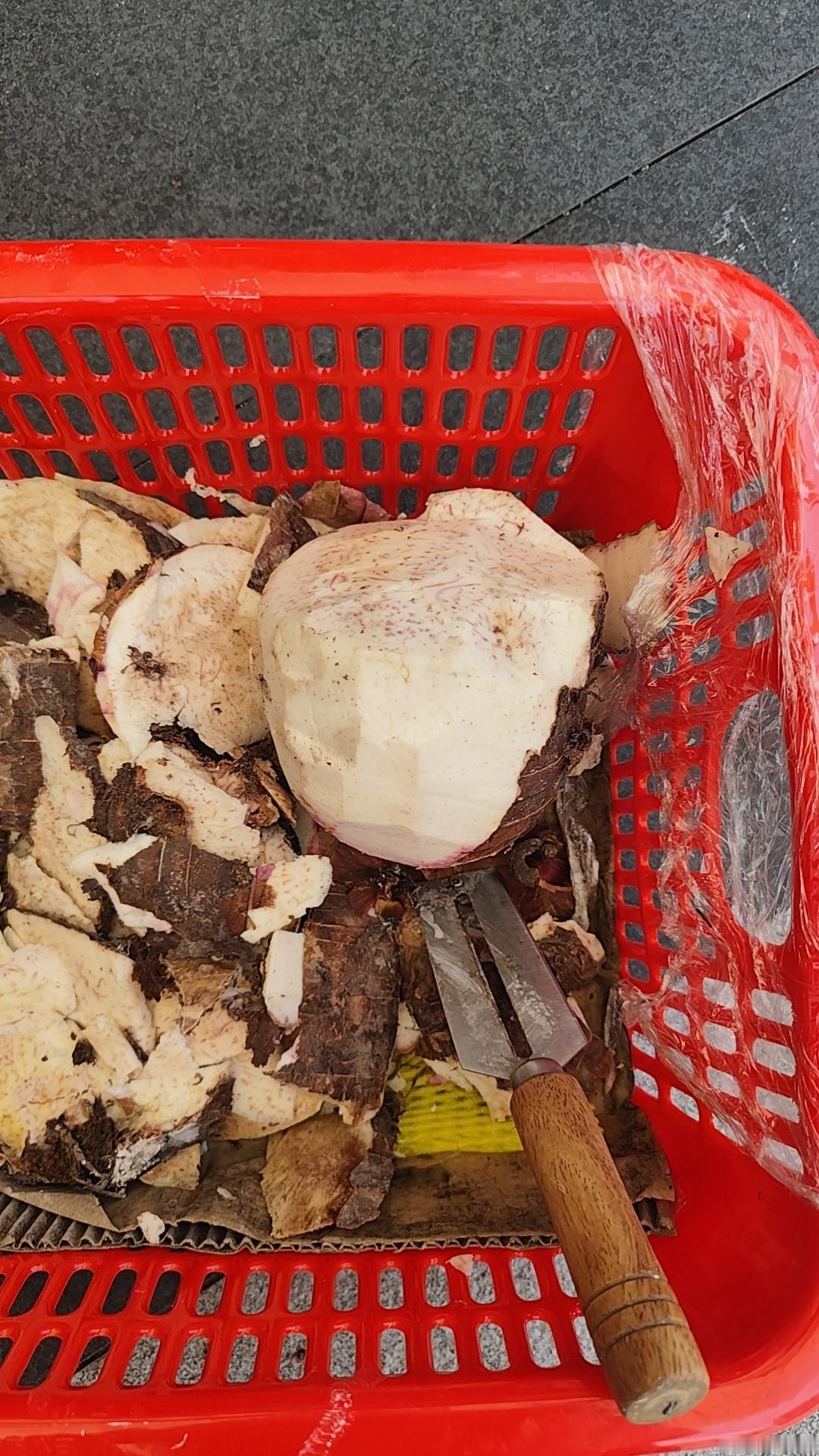 现在店每天营业额都是1600多，除去成本和房租水电，剩余300左右，早上基本上都