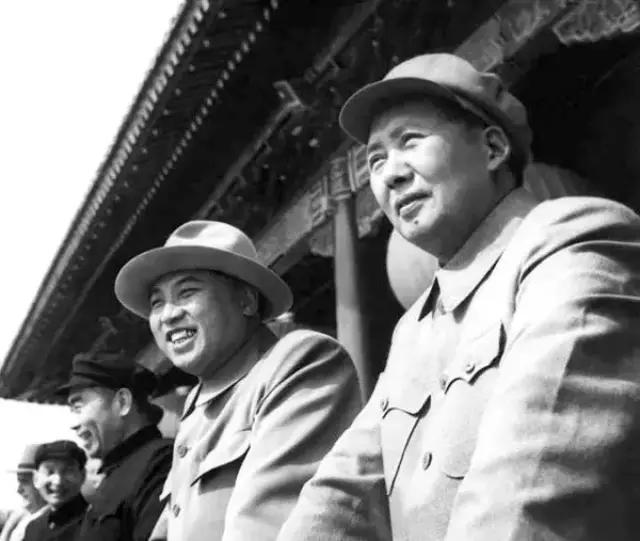 这张照片拍摄于1954年10月1日，毛主席和金日成在天安门城楼上观礼，这是是中朝