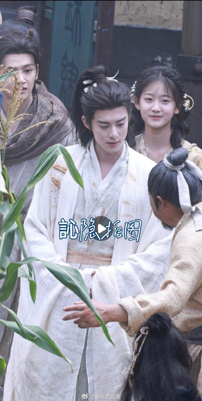 王鹤棣咸鱼飞升白衣路透 救命！王鹤棣这白衣路透直接封神，宋潜机的形象被他完美诠释