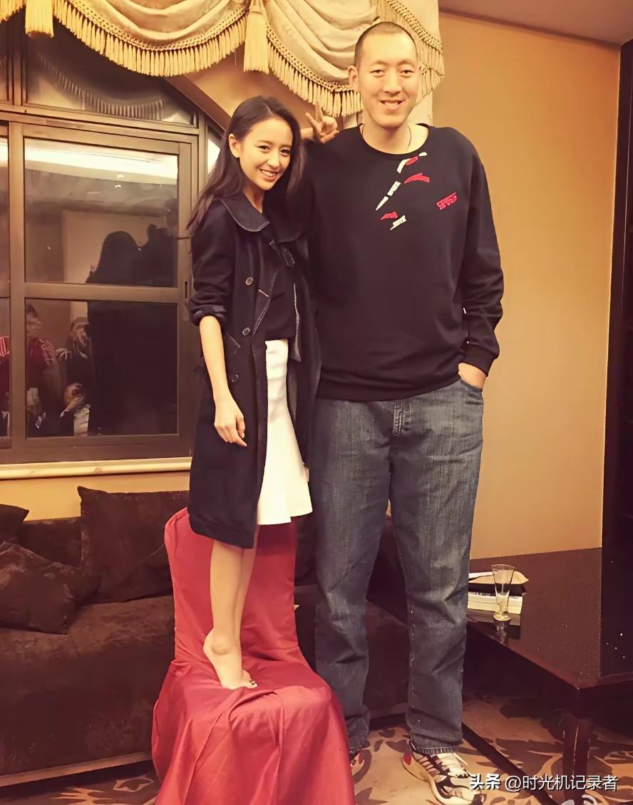 她都多余跟人家比。
佟丽娅1.6米，加上40厘米的椅子，再翘起脚增加10厘米 这