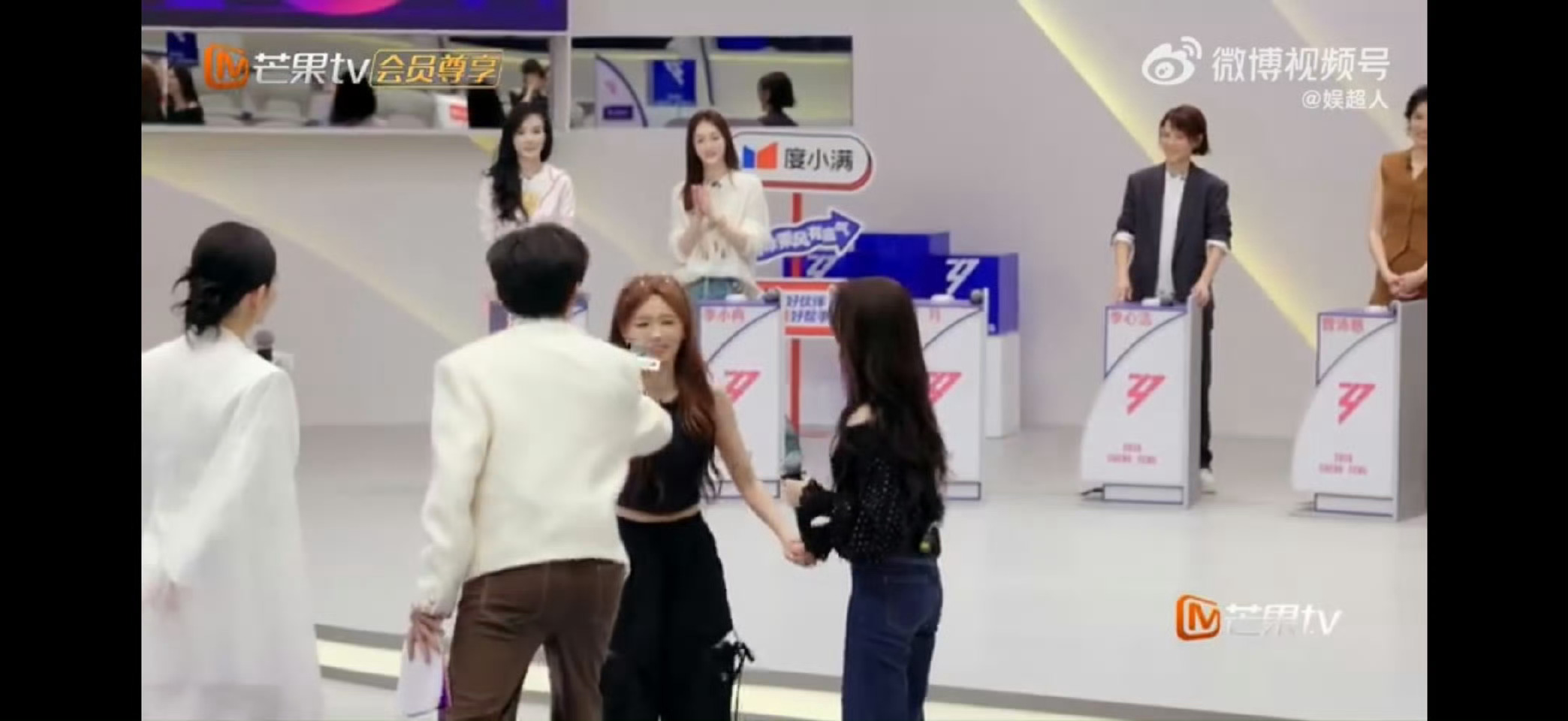 张月说当然拿回家啊陈瑶：“我是专门为一个姐姐而来”“我特别崇拜她”，张月拥抱陈瑶